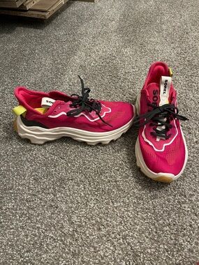 Super cute Sorel tennis shoes